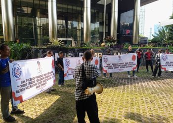 metrodeli/istimewa DESAK : KAMAK Sumut yang mendesak pengusutan tuntas terhadap dugaan keterlibatan sejumlah pejabat, termasuk Gubernur Sumatera Utara, Muhammad Bobby Afif Nasution di gedung KPK RI, Senin 7 Juli 2025.