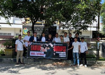 metrodeli/istimewa AKSI DAMAI : Para Era Gapeksindo Muda yakni Ketua Gapeksindo Sumut Jimmy Simbolon, Sekretaris Steve Excel Aditya Korua Tobing, Boni L Gaol, Michael Huber Alex Naibaho, Rizal T, Polin Manurung, Elmer N. K, Gavrilla Nararya, Panutan Hutasoit, Rafael Ido, Christian Butar-Butar, Habel Rajagukguk dan Rohil Sirait menggelar aksi damai dengan membentang spanduk yang berisikan pesan moral di depan kantor Dinas PUPR Sumut, Senin 7 Juli 2025.