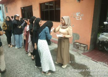 metrodeli/istimewa TALI ASIH: Anggota Satgas HMTN MP turut memberikan tali asih kepada anak-anak yatim-piatu, kemarin.
