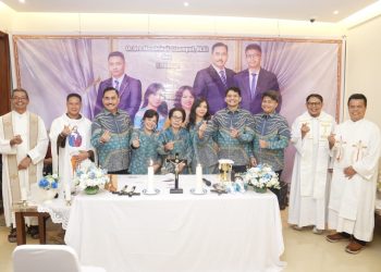 metrodeli/istimewa SYUKURAN : Hendrik beserta keluarga menggelar syukuran di rumah baru mereka di Jakarta, Jumat, 27 Juni 2025.