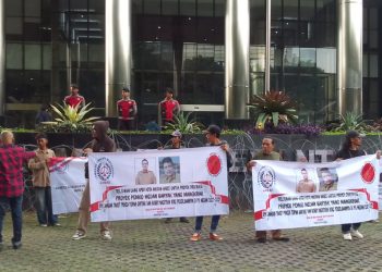 metrodeli/istimewa UNJUK RASA: KAMAK Sumut menggelar aksi unjuk rasa di depan Gedung KPK, Kamis, 18 Juli 2025.