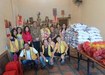 metrodeli/istimewa BAKSOS: Pemilik Vihara Magga Bodhi Sejati Rudy didampingi anggota DPRD Sumut Hasyim, SE dan istri menyerahkan baksos dengan membagikan 150 paket sembako kepada warga prasejahtera di Jalan Bambu Nomor 32, Medan, Minggu 20 Juli 2025.