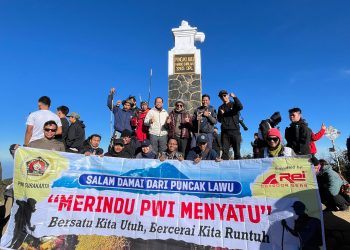 metrodeli/istimewa BERJAYA: Seruan PWI Bersatu dan Kembali Berjaya Berkumandang dari Ketinggian 3.265 Mpdl Puncak Gunung Lawu, Senin, 21 Juli 2025