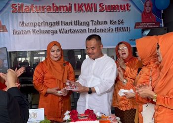 metrodeli/istimewa HUT IKWI : Ketua PWI Sumut H Farianda Putra Sinik, SE, Ketua IKWI Sumut Fadia Achri Yulan bersama pengurus lainnya memotong kue merayakan HUT ke-64 IKWI, dengan nuansa berbeda tapi penuh hikmad di Alas Cafe di Medan, Jumat 25 Juli 2025