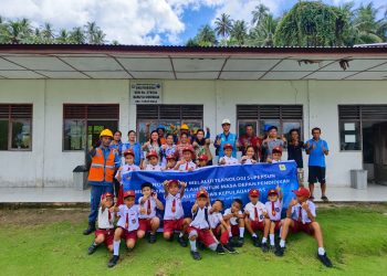 metrodeli/istimewa BAHAGIA : Senyum bahagia anak didik dan Tenaga Pendidik SD Negeri 078504 Baruyu Sidombua yang terpancar karena hadirnya listrik melalui inovasi SuperSun, belum lama ini.