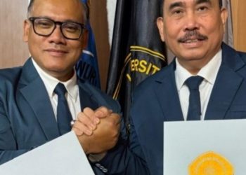 metrodeli/istimewa YUDISIUM : Dr Drs Hendrik Sitompul, MM berjabat tangan dengan Kapolrestabes Medan Kombespol Dr Gidion Arif Setyawan usai Yudisium S3 (Doktor) Program Pascasarjana FIA Universitas Brawijaya Malang, Rabu 23 Juli 2025.