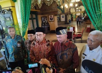 metrodeli/istimewa KUNJUNGAN KERJA : Menteri Kebudayaan Fadli Zon disela-sela kunjungan ke Istana Maimun Medan didampingi Wakil Gubernur Sumut H Surya BSc dan Sultan Deli Sri Paduka Baginda Tuanku Sultan Mahmud Arya Lamantjiji Perkasa Alam Shah alias Tuanku Aji dan sejumlah pejabat lainnya dalam kunjungan kerja ke Istana Maimun, Rabu, 23 Juli 2025.