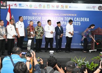 metrodeli/istimewa PUKUL GONG : Gubsu M Bobby Afif Nasution mendampingi Menteri Pariwisata Republik Indonesia (Menpar RI) Widiyanti Putri Wardhana saat memukul gong pertanda dibukanya acara The 1st International Conference On Geoturism Destination Toba Caldera UNESCO Global Geopark 2025 di Khas Parapat Hotel, Simalungun, Selasa 8 Juli 2025.