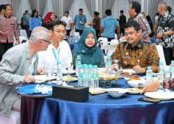 metrodeli/istimewa JAMUAN : Gubernur Sumut Bobby Nasution dan Wakil Gubernur Sumut Surya menjamu makan malam Tim Revalidasi Kaldera Toba UNESCO Global Geopark di Aula Tengku Rizal Nurdin, Rumah Dinas Gubernur Sumut Jalan Sudirman No41 Medan, Kamis 24 Juli 2025 malam.