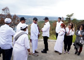 metrodeli/istimewa PENYERAHAN ASET : Gubernur Sumatera Utara (Sumut) Muhammad Bobby Afif Nasution menyerahkan aset Pemerintah Provinsi (Pemprov) kepada Bupati Kabupaten Samosir Vandiko Gultom berupa bangunan yang selama 21 tahun digunakan sebagai Rumah Dinas Bupati, di Pangururan, Samosir, Minggu 6 Juli 2025.