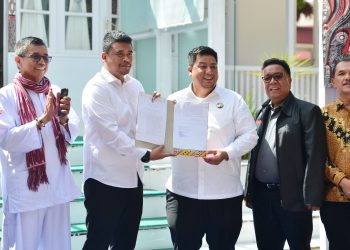 PENYERAHAN ASET : Gubernur Sumatera Utara (Sumut) Muhammad Bobby Afif Nasution menyerahkan aset Pemerintah Provinsi (Pemprov) kepada Bupati Kabupaten Samosir Vandiko Gultom berupa bangunan yang selama 21 tahun digunakan sebagai Rumah Dinas Bupati di Pangururan, Samosir, Minggu 6 Juli 2025.