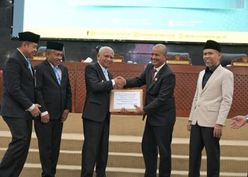metrodeli/istimewa SAMPAIKAN : Wakil Gubernur Sumatera Utara (Sumut) Surya menyampaikan Jawaban Gubernur Sumut terhadap Pemandangan Umum Fraksi atas Ranperda tentang RPJMD Provinsi Sumut Tahun 2025-2029, dalam Rapat Paripurna di Gedung DPRD Sumut, Jalan Imam Bonjol Medan, Kamis 17 Juli 2025.