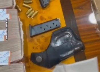 metrodeli/istimewa BARANG BUKTI : KPK menyita barang bukti berupa uang tunai berjumlah Rp 2,8 miliar, dengan pecahan Rp 100 ribu dan Rp 50 ribu Serta dua senjata api pistol dan senapan beserta peluru dalam penggeledahan rumah mewah milik eks Kepala Dinas PUPR Sumut, Topan Obaja Putra Ginting, di Komplek Royal Sumatera, Cluster Topas No. 212 C, Kota Medan, Rabu (2/7).(Foto dok.KPK)