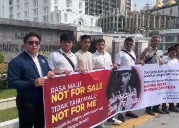 metrodeli/istimewa AKSI DAMAI : Para Era Gapeksindo Muda yakni Sekretaris Gapeksindo Sumut Steve Excel Aditya Korua Tobing, Boni L Gaol, Michael Huber Alex Naibaho, Rizal T, Polin Manurung, Elmer N. K, Gavrilla Nararya, dan Panutan Hutasoit dan lainnya menggelar aksi damai dengan membentang spanduk yang berisikan pesan moral di depan gedung Kantor Gubernur Sumatera Utara (Gubsu), Kamis 3 Juli 2025.