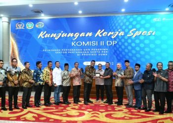 metrodeli/istimewa KUNJUNGAN KERJA : Gubsu M Bobby Afif Nasution menerima Kunker Spesifik Komisi II DPR-RI terkait Pelayanan Pertanahan dan PNBP Sektor Pertanahan serta permasalahan Tata Ruang di Provinsi Sumut di Aula Raja Inal Siregar, lantai 2 Kantor Gubernur Sumut, Jalan Diponegoro No. 30, Medan, Kamis 3 Juli 2025.