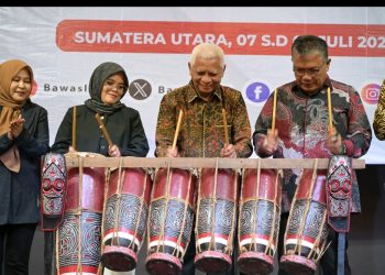 metrodeli/istimewa PIDATO : Wakil Gubernur Sumatera Utara (Sumut) Surya menyampaikan pidatonya sekaligus membuka secara simbolis Kick Off Pendidikan Pengawas Pemilu di Provinsi Sumatera Utara bersama Anggota Bawaslu RI dan sejumlah Forkopimda di Hotel Le Polonia Medan, Senin 7 Juli 2025.