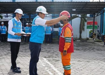 metrodeli/istimewa SEMATKAN : Senior Manager (SrM) Distribusi PLN UID Sumut Hariadi Fitrianto kepada personil PDKB sebagai tanda pengutamaan K3 dalam bekerja di UP3 Medan, Senin 7 Juli 2025.