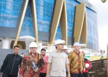metrodeli/istimewa TINJAU: Wakil Ketua DPRD Sumatera Utara, Ihwan Ritonga, dalam inspeksi mendadak ke dua lokasi proyek pada Senin dan Selasa 7–8 Juli 2025.
