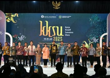 metrodeli/istimewa PEMBUKAAN KKSU : Gubsu M Bobby Afif Nasution bersama Ketua DPRD Sumut Erni Ariyanti Sitorus, Kepala BI Perwakilan Sumut Rudi B Hutabarat serta Deputi Gubernur BI Destry Damayanti melakukan Teknik menyeduh kopi V60 pertanda pembukaan KKSU 2025 di Tiara Convention Centre, Jalan Cut Mutia Nomor 1 Medan, Jumat 18 Juli 2025.