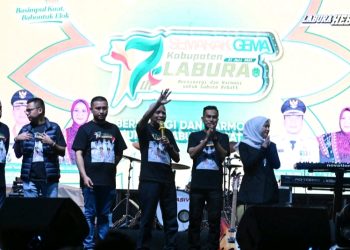 metrodeli/istimewa HUT : Wakil Gubernur Sumatera Utara (Sumut) Surya menghadiri Hari Ulang Tahun (HUT) ke-17 Kabupaten Labuhanbatu Utara (Labura) di Alun - Alun Aek Kanopan, Jalan Jenderal Sudirman, Kabupaten Labura, Senin 21 Juli 2025.