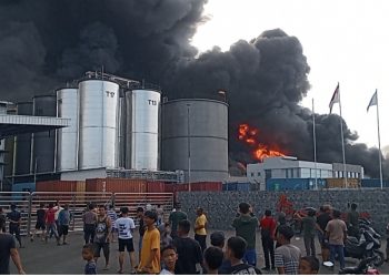metrodeli/istimewa PT Agro Raya Mas eks PT Able di Jalan Kapten Mohammad Ilyas Kelurahan Sei Mati Kecamatan Medan Labuhan, Kota Medan, terbakar, Rabu 23 Juli 2025.