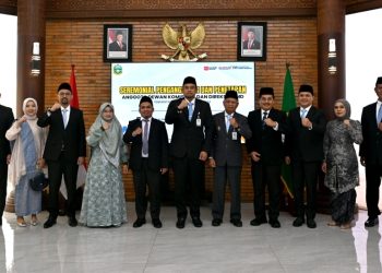 metrodeli/istimewa LANTIK : Gubsu M Bobby Afif Nasution didampingi Wakil Gubernur Sumut Surya, serta Sekretaris Daerah Provinsi Sumut Togap Simangunsong, mengangkat dan menetapkan direksi dan dewan komisaris dua Badan Usaha Milik Daerah (BUMD), yaitu PT Pembangunan Prasarana Sumatera Utara (PPSU) dan PT Dirga Surya. Pelantikan tersebut berlangsung di Anjungan Lantai 9, Kantor Gubernur Sumut, Jalan Pangeran Diponegoro Nomor 30 Medan, Kamis 24 Juli 2025.