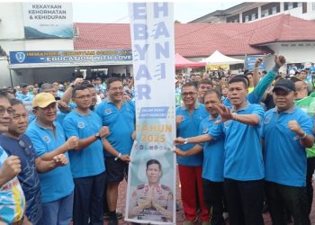 metrodeli/istimewa PERINGATI HANI : Kepala BNN Provinsi Utara Brigjen.Pol.Drs.Toga H Panjaitan bersama tokoh masyarakat Sumatera Utara, Dr.RE Nainggolan. MA, Erikson Lumban Tobing, Dr. Parlindungan Purba SH.MH, Herry Zulkarnain Hutajulu dan Dr.Timbul Sinaga. SE.M.SA serta lainnya melepas balon Peringatan HANI 2025 dalan kegiatan gerak jalan santai di Perguruan Kristen Immanuel Medan (PKIM), Jalan Slamat Riyadi No.1, Kelurahan Madras Hulu, Kecamatan Medan Polonia, Kota Medan, Sabtu 26 Juli 25.