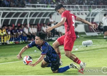metrodeli/istimewa Arsip foto - Pesepak bola Timnas Indonesia Hokky Caraka Bintang Brilliant (kanan) berusaha merebut bola dari pesepak bola Timnas Laos Anantaza Siphongphan (kiri) saat pertandingan Grup B ASEAN Cup 2024 di Stadion Manahan, Solo, Jawa Tengah, Kamis (12/12/2024). Timnas Indonesia bermain imbang melawan Laos dengan skor 3-3. ANTARA FOTO/Mohammad Ayudha/YU/pri.