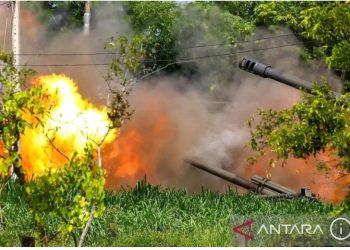 metrodeli/istimewa TEMBAK : Satu unit militer Thailand melepaskan tembakan ke arah Kamboja dengan artileri berat di Provinsi Surin, Thailand, Jumat 25 Juli 2025. ANTARA FOTO/REUTERS/Athit Perawongmetha/agr/am.