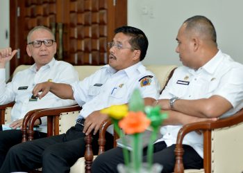metrodeli/istimewa AUDIENSI : Sekretaris Daerah Provinsi Sumatera Utara (Sumut) Togap Simangunsong menerima audiensi Dirjen Perumahan Pedesaan Kementerian Perumahan dan Pemukiman RI di Ruang Kerja Lantai 9 Kantor Gubernur Sumut Jalan Diponegoro 30, Kota Medan, Rabu (16/7). Pemerintah Provinsi Sumut mendukung program tiga juta rumah untuk masyarakat.