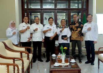metrodeli/istimewa SEKDAPROVSU :Togap Simangunsong menerima audiensi Komisi Penyiaran Indonesia Daerah (KPID) Provinsi Sumut di Ruang Kerja Lantai 9 Kantor Gubernur Sumut Jalan Diponegoro Kota Medan, Rabu 30 Juli 2025.