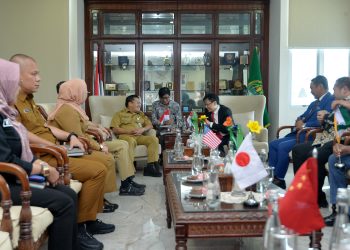 metrodeli/istimewa KUNJUNGAN : Sekretaris Daerah Provinsi Sumatera Utara (Sumut) Togap Simangunsong menerima kunjungan kehormatan Konsul Jenderal enam Negara Sahabat di Ruang Kerja Lantai 9 Kantor Gubernur Sumut Jalan Diponegoro Kota Medan, Selasa 22 Juli 2025.