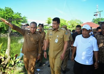metrodeli/istimewa TINJAU PENGERUKAN : Gubernur Sumut Bobby Nasution meninjau Proses Pengerukan Sedimen Waduk di Kelurahan Pekan, Kecamatan Tanjungpura, Kabupaten Langkat, Senin 21 Juli 2025.