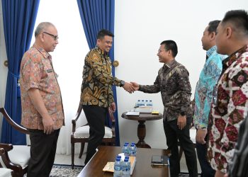 metrodeli/istimewa KUNJUNGAN: Gubsu M Bobby Afif Nasution menerima kunjungan GM PLN UID Sumut Ahmad Syauki di Rumah Dinas Gubernur, Jalan Jenderal Sudirman Nomor 41 Medan, Kamis 21 Agustus 2025.