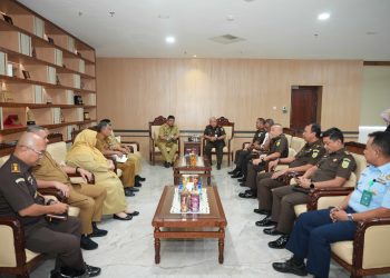 metrodeli/istimewa KUNJUNGAN : Gubernur Sumatera Utara (Sumut) Bobby Nasution menerima kunjungan Kepala Kejaksaan Tinggi Sumut Harli Siregar beserta jajarannya di Ruang Kerja Lantai 10 Kantor Gubernur Sumut Jalan Diponegoro Kota Medan, Selasa 12 Agustus 2025.