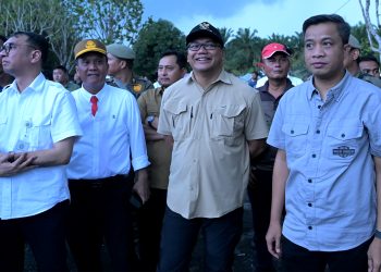 metrodeli/istimewa PANTAU EKSEKUSI : Kepala Satuan Polisi Pamong Paraja (KASATPOL PP) Provinsi Sumatera Utara (Sumut) bersama Bupati Deli Serdang Asri Ludin Tambunan, serta Kepala Dinas DPMPTSP Faisal Arif Nasution, memantau langsung eksekusi Cafe Duku Indah (CDI) di kawasan Kutalimbaru, Deliserdang, Jumat 15 Agustus 2025.