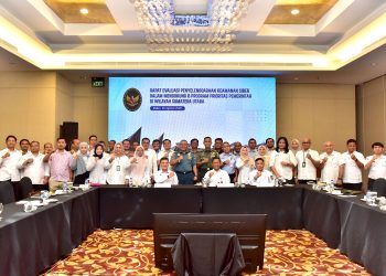 metrodeli/istimewa RAPAT EVALUASI : Kepala Diskominfo Sumut Erwin Hotmansah Harahap, didampingi Kabid Persandian dan Keamanan Informasi Rismawati mengikuti rapat evaluasi penyelenggaraan keamanan siber dalam mendukung delapan program prioritas pemerintah di wilayah Sumut, di Hotel JW Marriot Medan, Jalan Putri Hijau Medan, Rabu 20 Agustus 2025.