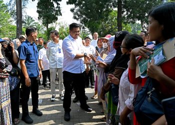 metrodeli/istimewa TINJAU : Gubernur Sumut Bobby Nasution meninjau pasar murah yang diselenggarakan di Lapangan PTPN I, Kecamatan Tanjungmorawa, Kabupaten Deliserdang, Rabu 27 Agustus 2025.