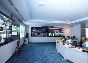 metrodeli/istimewa PANTAU SISTEM : Direktur Utama PLN, Darmawan Prasodjo (tengah) bersama jajaran direksi saat memantau sistem kelistrikan nasional secara digital. PLN terus mempercepat transformasi digital di seluruh lini bisnis guna meningkatkan efisiensi operasional, keandalan pasokan, dan kualitas layanan pelanggan. Melalui transformasi digital, PLN berhasil mencetak pendapatan tertinggi dalam sejarah korporasi sekaligus menembus daftar Fortune Global 500 tahun 2025, belum lama ini.