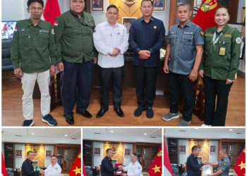 metrodeli/istimewa PENGHARGAAN : Ketua Umum HMTN-MP Asril Naska dan Ketua Satgas Nasional Budi Ilham Nasution menyerahkan penghargaan plakat dan piagam ke Mayjen Kosasih, SE saat berkunjung ke kantornya, Rabu 6 Agustus 2025.