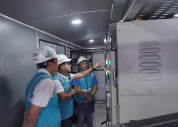 metrodeli/istimewa CEK KELISTRIKAN: GM PLN UID Sumatera Utara Ahmad Syauki (tengah) saat melakukan Pengecekan kondisi UPS didampingi SRM Distribusi Hariadi Fitrianto (kiri) di Stadion Utama Sumut, Senin 11 Agustus 2025.