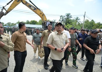 metrodeli/istimewa BONGKAR : Gubsu M Bobby Nasution bersama Kapodasu Irjen Pol Whisnu Hermawan Februanto, Pangdam I/BB Mayjen TNI Rio Firdianto, Kajatisu Harli Siregar, Ketua DPRD Sumut Erni Ariyanti, memimpin langsung pembongkaran tempat hiburan malam, Marcopolo di Kota Binjai, Kamis 14 Agustus 2025.