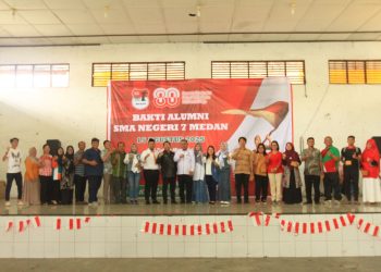 metrodeli/istimewa BAKTI ALUMNI : Ketua Harian DPP Ikatan Alumni SMAN 7 Medan dr Ade Taufik, SpOG bersama Sekretaris Jenderal Ir Malik Assalih Harahap, ST, MM, IPM berfoto bersama dengan Ketua Panitia Jholant Amelia , SE, MM, MAk didampingi Wakil Ketua Juliningsih, SH, Sekretaris Masyithah Rahman, SE, MPd dan Bendahara Yuni Astuti, Kepala SMAN-7 Medan Febriansyah Nasution dan para panitia lainnya di penghujung kegiatan Bakti Alumni SMAN 7 Medan di aula sekolah, Jumat 15 Agustus 2025.