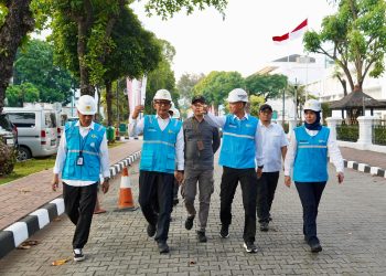 metrodeli/istimewa TINJAU : Direktur Utama PLN, Darmawan Prasodjo (ketiga dari kanan) didampingi Direktur Distribusi PLN, Arsyadany G. Akmalaputri (kanan), General Manager PLN UID Jakarta Raya, Moch. Andy Adchaminoerdin (kedua dari kiri), dan Kepala Bagian Bangunan Sekretariat Presiden, Andi Firdaus (ketiga dari kiri) saat meninjau kelistrikan kawasan Istana Merdeka yang menjadi _venue_ Upacara HUT ke-80 Kemerdekaan RI, Minggu 17 Agustus 2025.