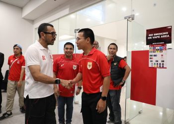 metrodeli/istimewa PIALA KEMERDEKAAN: Exco PSSI Arya Sinulingga (kiri) bersama General Manager PLN UID Sumatera Utara Ahmad Syauki (kanan) didampingi Manajer Komunikasi dan TJSL Surya Putra Sitepu berfoto pasca closing ceremony Piala Kemerdekaan, Senin 18 Agustus 2025 malam.