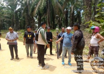 metrodeli/istimewa TINJAU : Ketum Satgas Nasional HMTN-MP Nasional Budi Ilham bersama kelompok tani di lokasi lahan tapal batas Desa Mekar Jaya Kabupaten Rokan Hulu, Rabu 20 Agustus 2025.