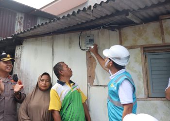 metrodeli/istimewa PENYALAAN LISTRIK : GM PLN UID Sumut Ahmad Syauki saat melakukan penyalaan listrik yang disaksikan langsung Ade Irwan Nasution penerima bantuan program LUTD, Rabu 20 Agustus 2025.