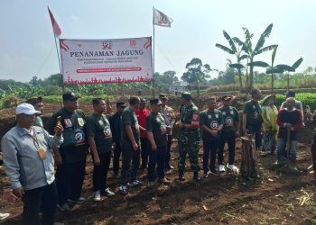 metrodeli/istimewa TANAM JAGUNG : Ketua Satgas Nasional HMTN-MP Budi Ilham Nasution didampingi Ketum HMTN-MP Asril Aska, Dandim Sukabumi dan juga Kapolsek Sukabumi, Jawa Barat dihadapan masyarakat Petani usai melakukan penanaman jagung, Minggu 24 Agustus 2025.