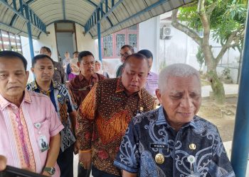 metrodeli/alhafiz RAPAT RETRIBUSI: Wagubsu H Surya, BSc didampingi Kadis Ketapang Sumut Razali, Kaban Bapendasu Ir Ardan Noor, MM, Kabiro Adpim Provsu Ady Putra Parlaungan, SAP, MAP diwawancarai wartawan usai Rapat Retribusi mengunjungi Dinas Ketapang Provsu, Jumat 1 Agustus 2025.