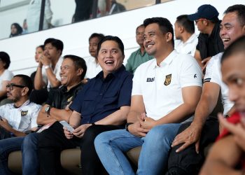 metrodeli/istimewa NONTON: Gubernur Sumatera Utara (Sumut) Bobby Nasution bersama Ketua Umum PSSI Erick Tohir saat menyaksikan pertandingan perdana Timnas U-17 melawan Tajikistan di Stadion Utama Sumatera Utara, Selasa 12 Agustus 2025.